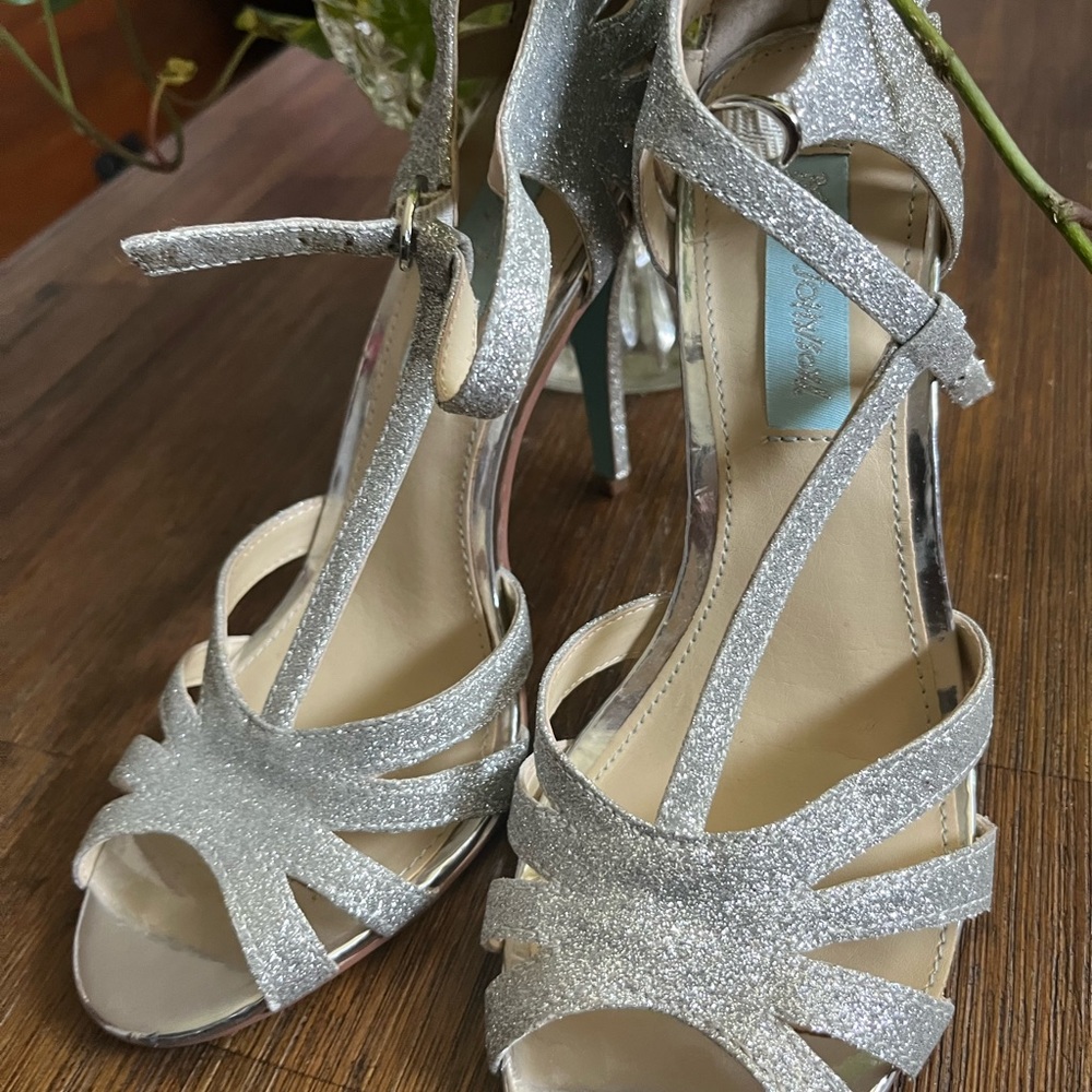 Beautiful Silver Heels - Picture 3 of 5